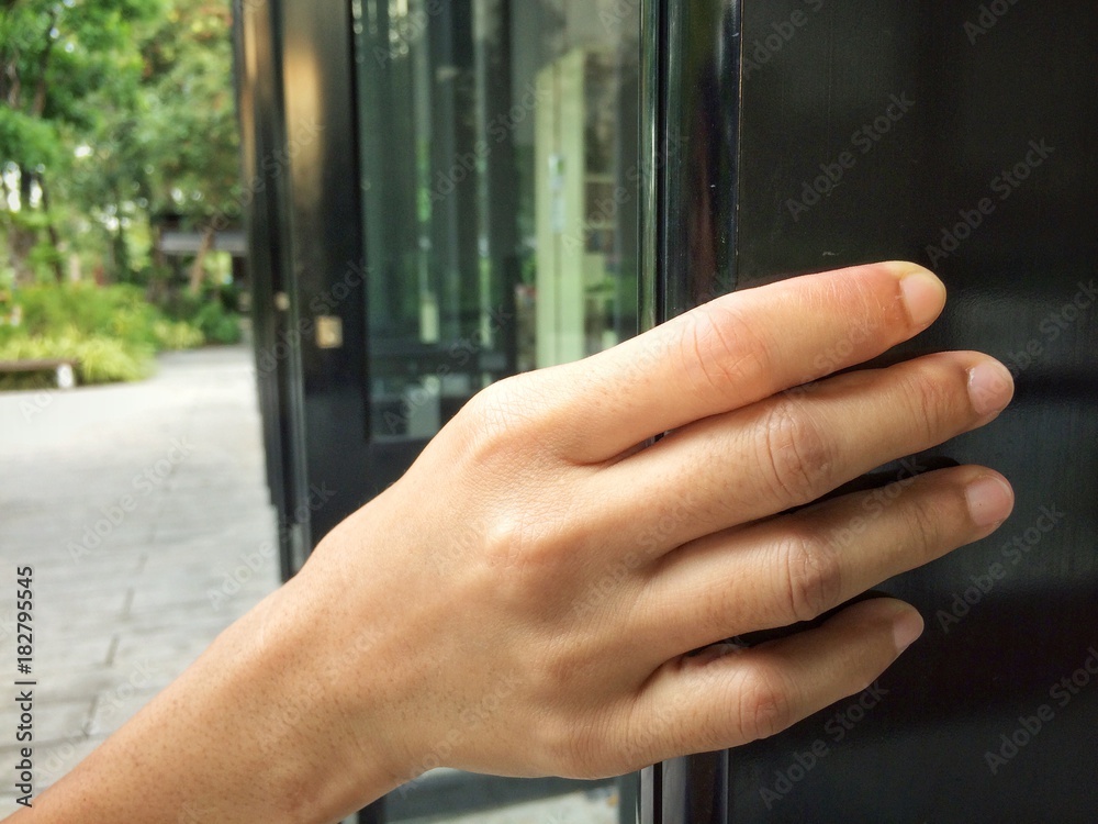 Obraz premium People hand open the door with nature reflection background