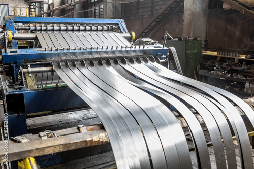 Sheet metal cutting machine for the production of steel pipes