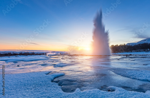 Papier peint Famous Geysir in Iceland in beautiful sunset light