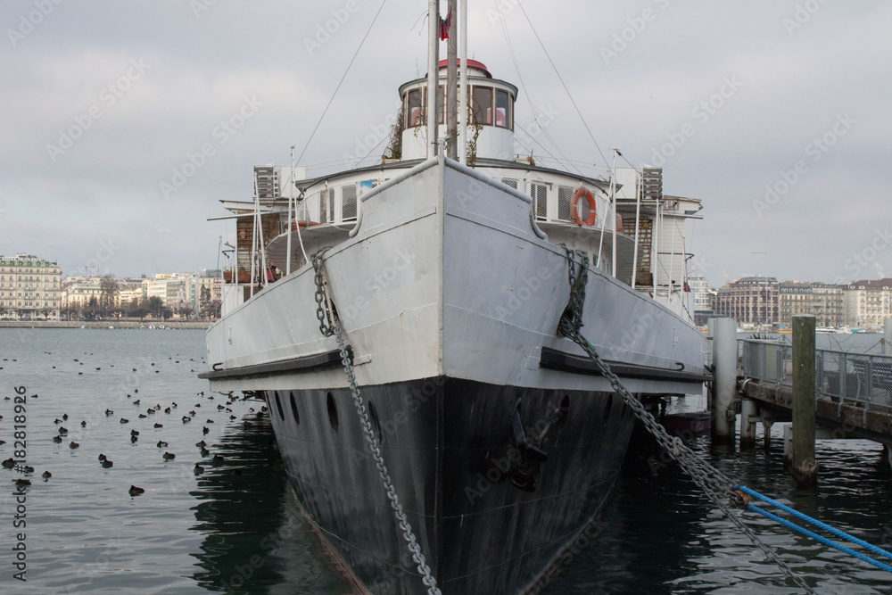 Naklejka premium ship tied up on the water 