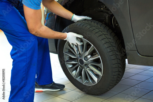 Car mechanic in workshop 