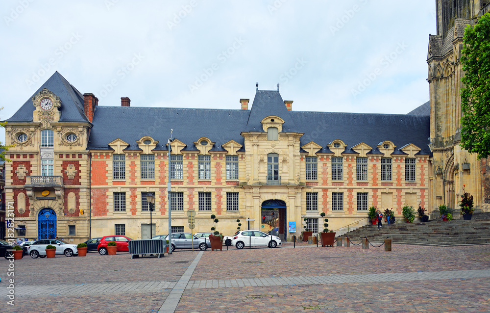Platz der Kathedrale Saint Pierre in Lisieux