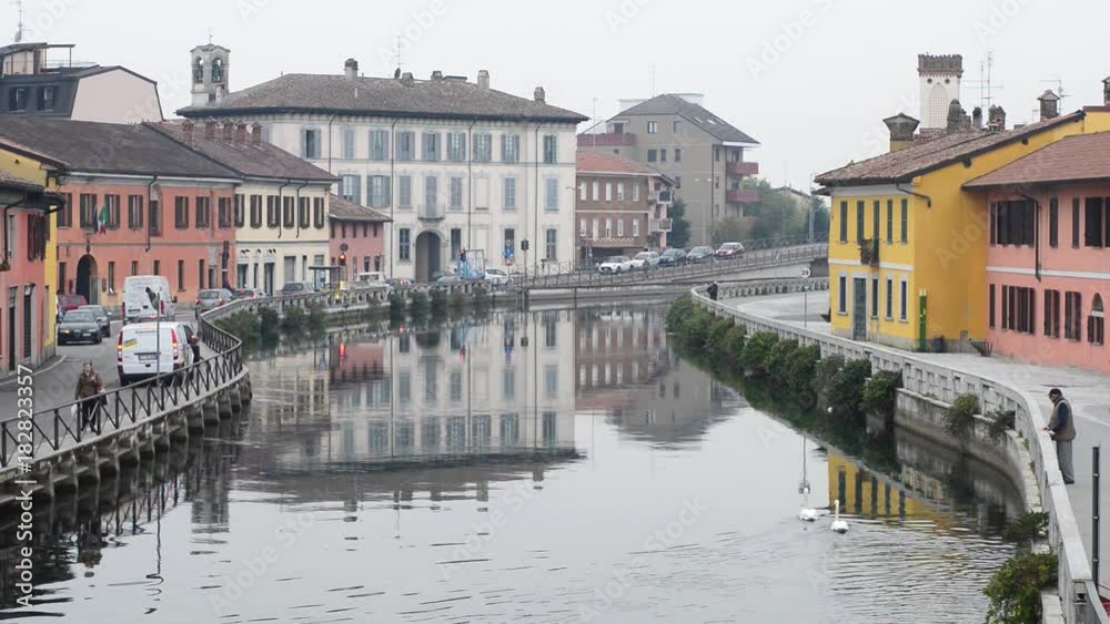 Ciclabile sul naviglio grande di Milano in una giornata di nebbia Ciclabile sul naviglio grande di Milano in una giornata di nebbia