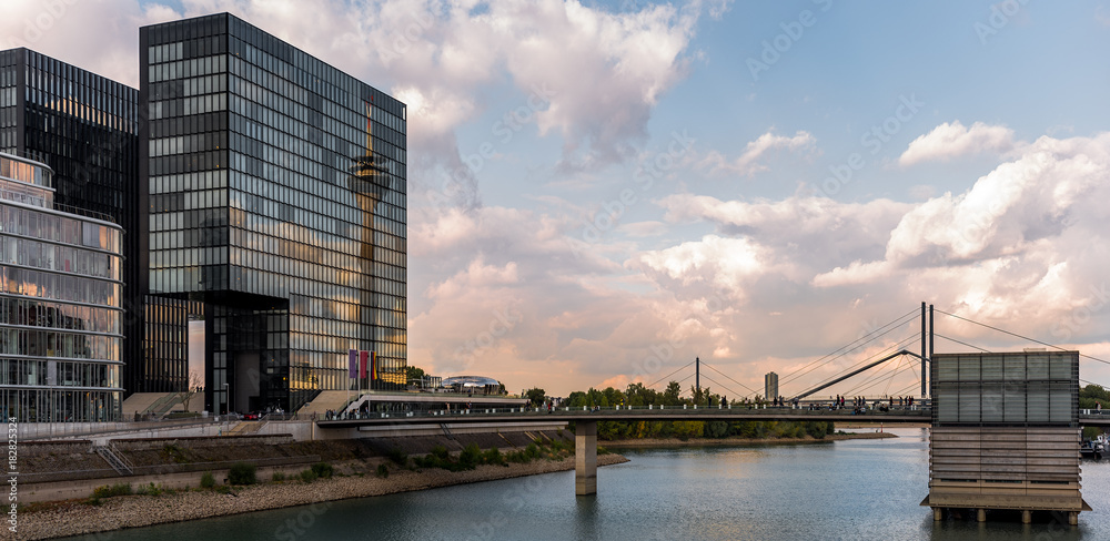 Ταπετσαρία Dusseldorf cityscape, view from the Media Harbor (Medienhafen) over the rhine