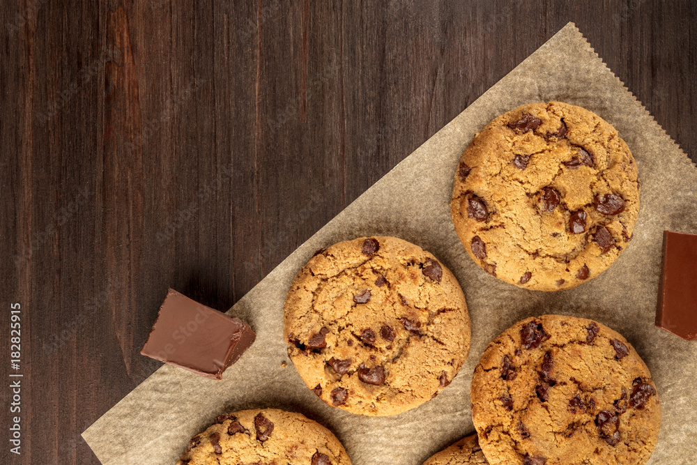 Fotografie Chocolate chips cookies on baking paper with copyspace