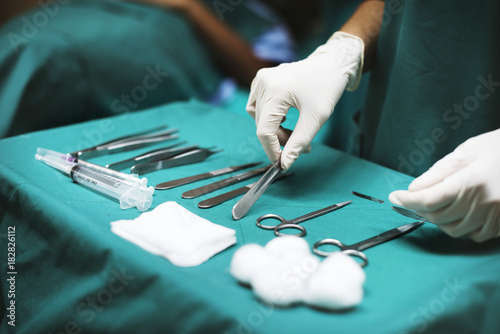 Photos Doctor preparing medical tools for operation