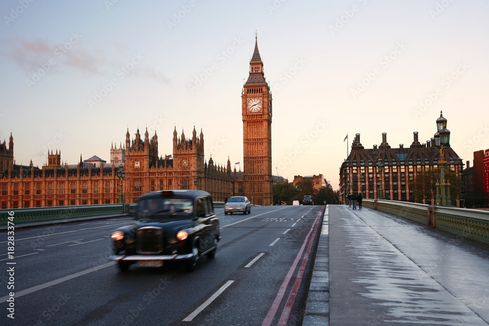 Naklejka premium Scena Westminster Bridge widziana z South Bank, spokojny poranny ruch szybko poruszający się niewyraźny postój taksówek.