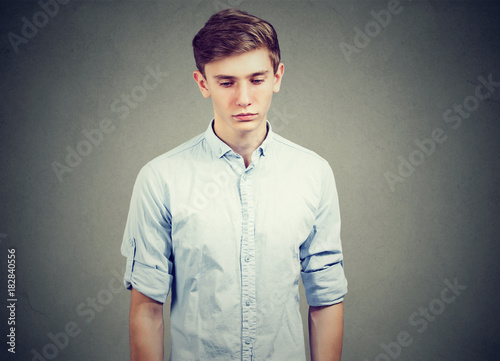 Foto Closeup of a sad gloomy young man looking down