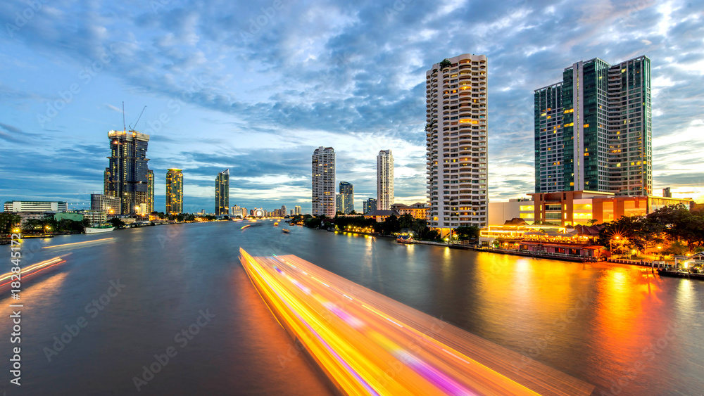 Obraz premium Bangkok city - Beautiful sunset curve Chao Phraya River long exposure light Cityscape urban of Bangkok city at night , panorama landscape Thailand