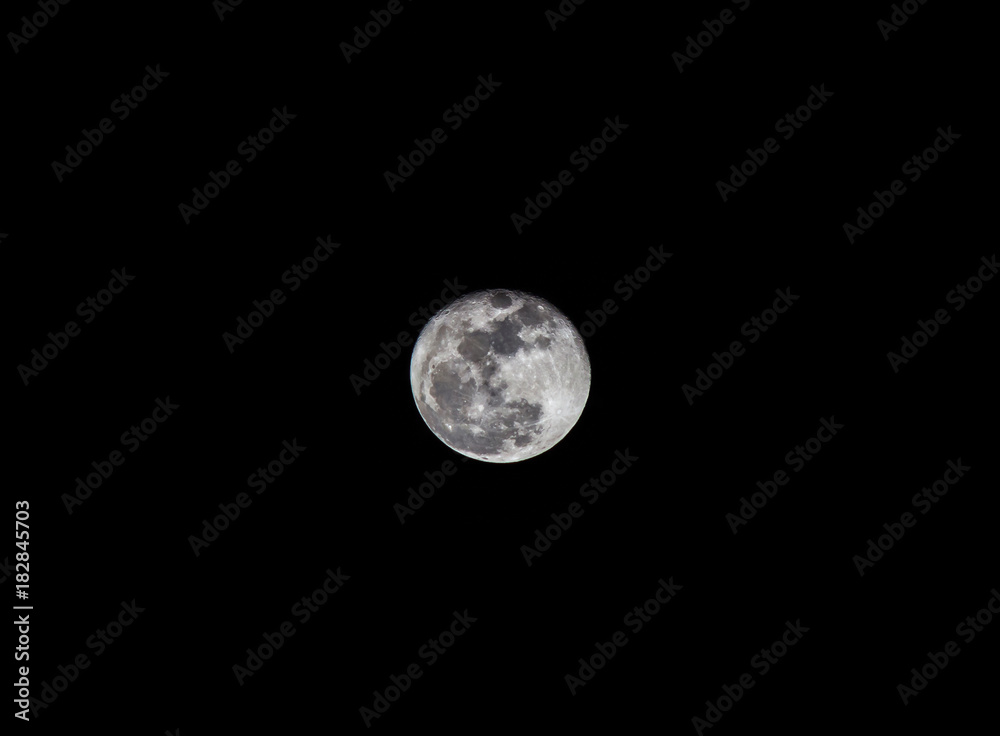 Obraz premium Close up full moon illuminated in dark night