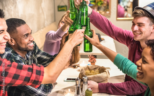 Canvas Print Multiracial friends group drinking and toasting beer at cocktail bar restaurant