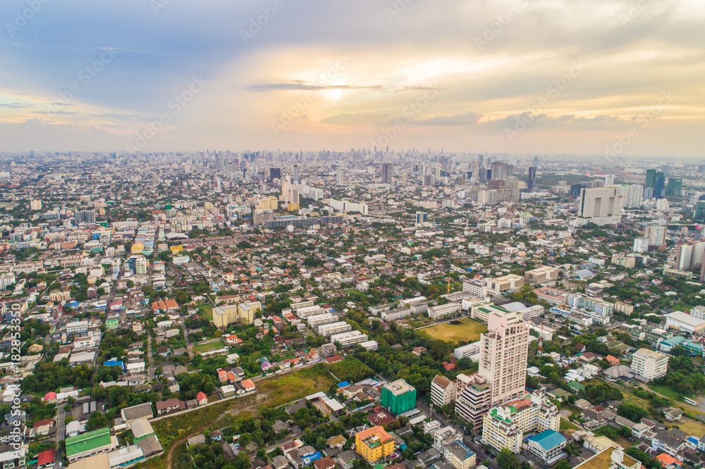 Fototapeta premium Bangkok metropolis skyline in twilight sunset