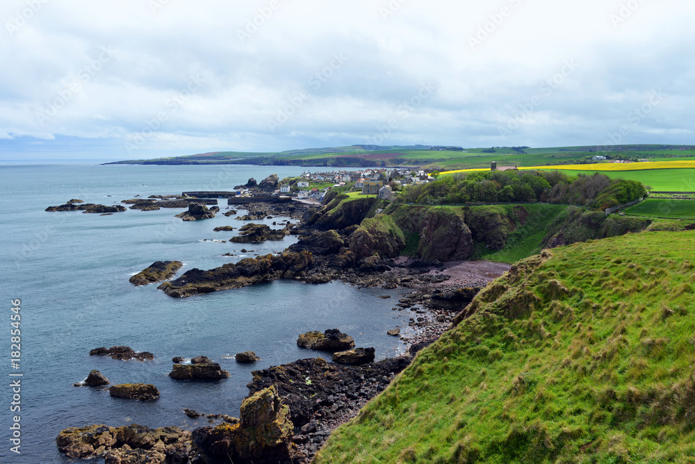 Obraz premium Aussicht auf das Dorf St.Abbs in Schottland