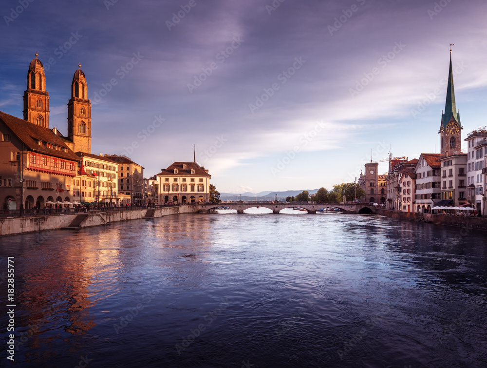 Naklejka premium Zurich city center with famous Fraumunster, Grossmunster and St. Peter and river Limmat, Switzerland