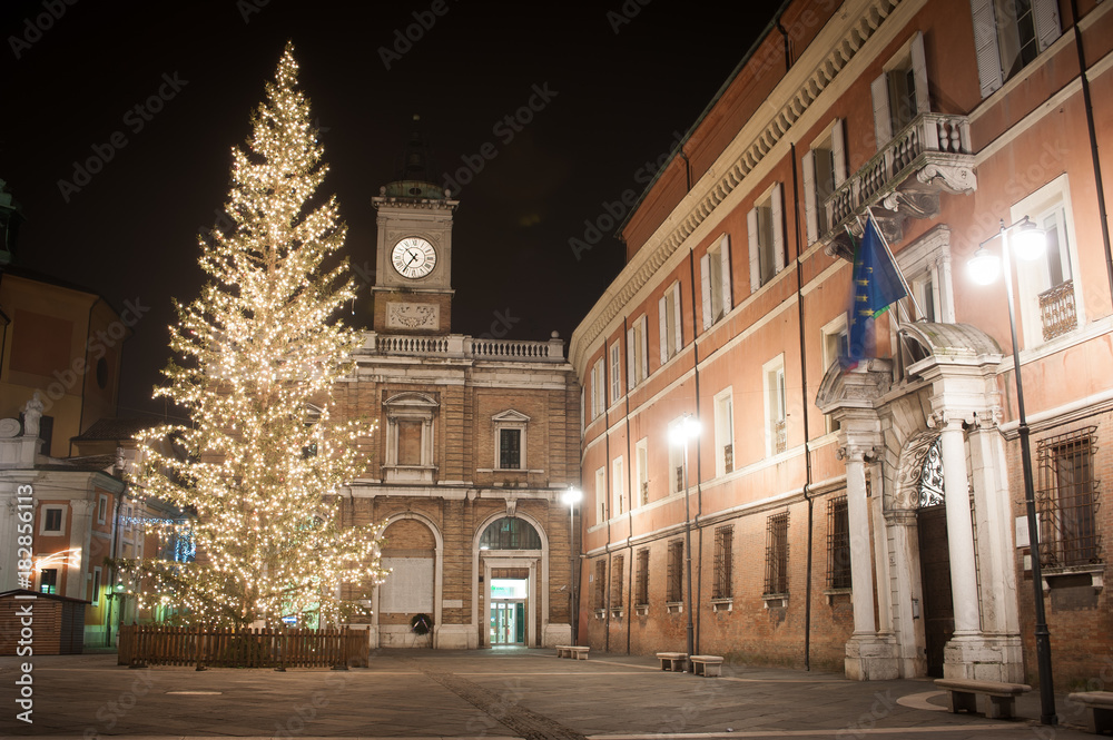 Fototapeta premium Ravenna, Piazza del Popolo, vista notturna con albero di Natale
