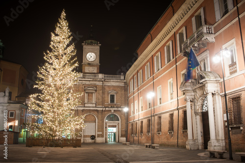 Ravenna, Piazza del Popolo, vista notturna con albero di Natale