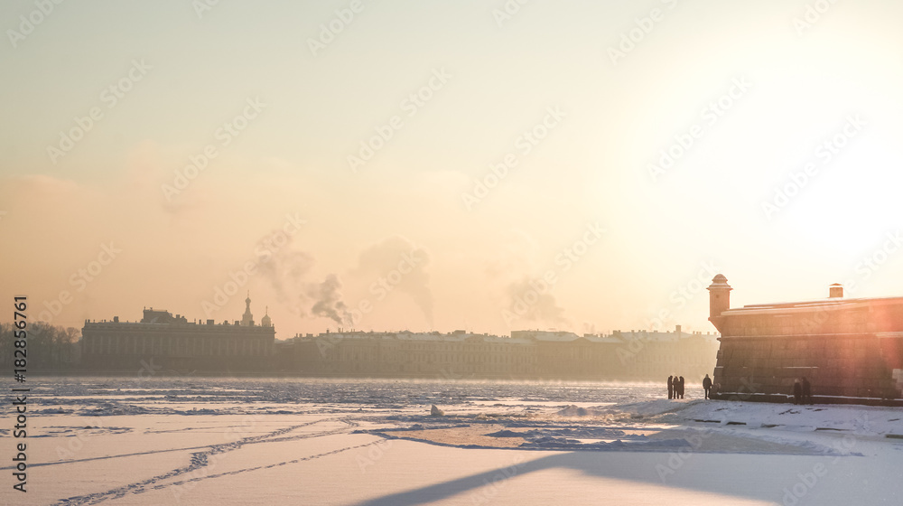 Obraz premium Winter cityscape with the sun, frost and fog. Saint Petersburg in January. 