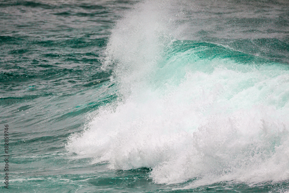 Wellen im türkisen Wasser der Keokea Bay an der Nordküste von Big Island, Hawaii, USA.
