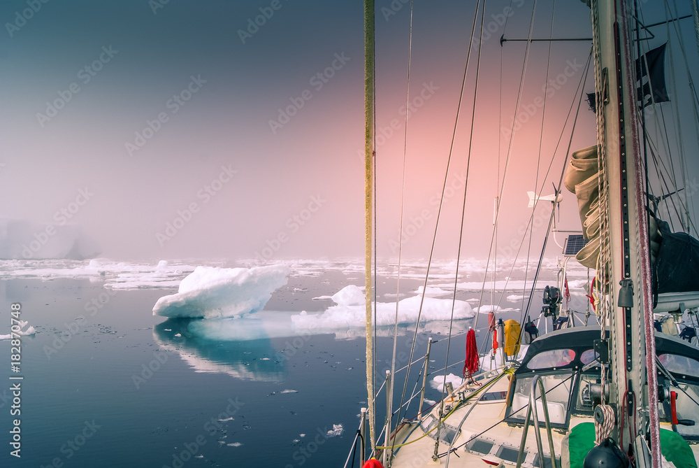 Fototapeten Arctica Arctica - Grönland, Arktis: Segelboot durch den Eisberg, Risiko, Gefahr #182870748