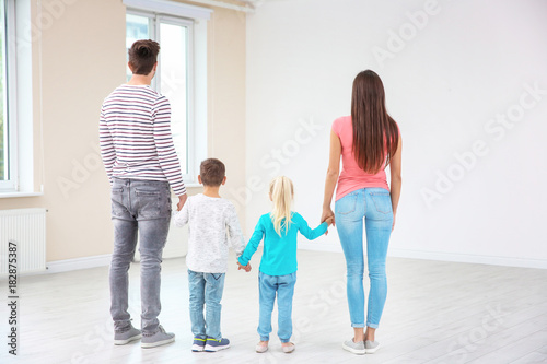 Fototapeta Naklejka Na Ścianę i Meble -  Happy family in their new home