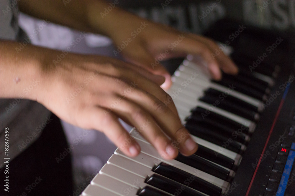 tocando instrumento musical