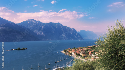 Gardasee, Brenzone, die kleinen Insel Trimellone und Bergen im Hintergrund