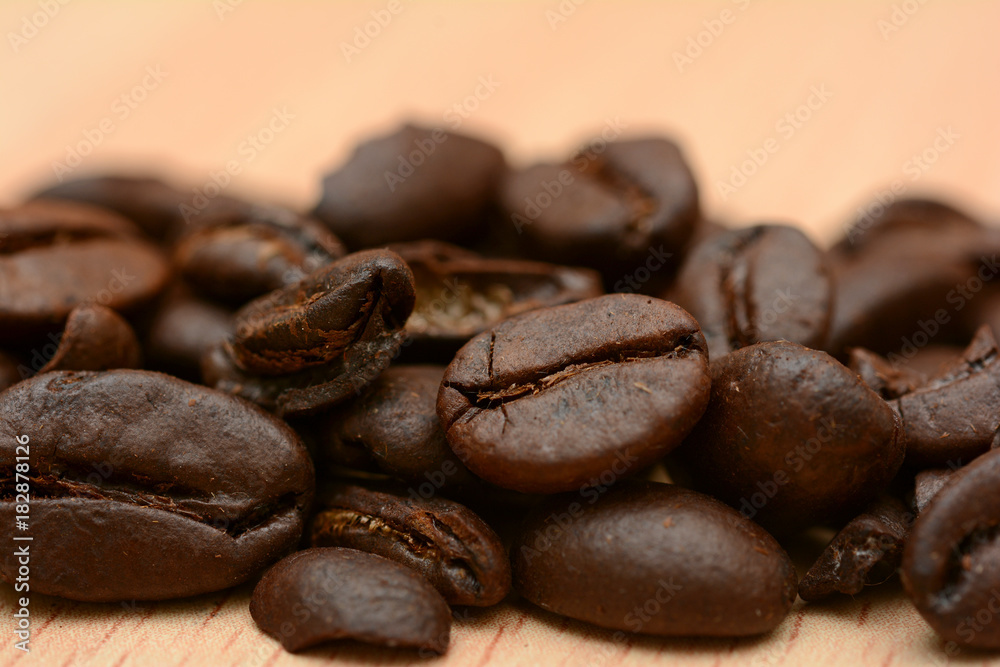 Obraz premium Closeup of Roasted Coffee Beans on Office Table in morning