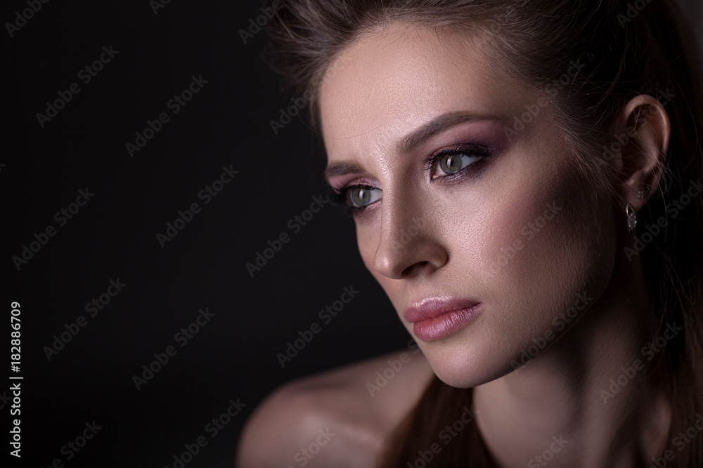 Fototapeta premium Portret pięknej kobiety na ciemnym tle