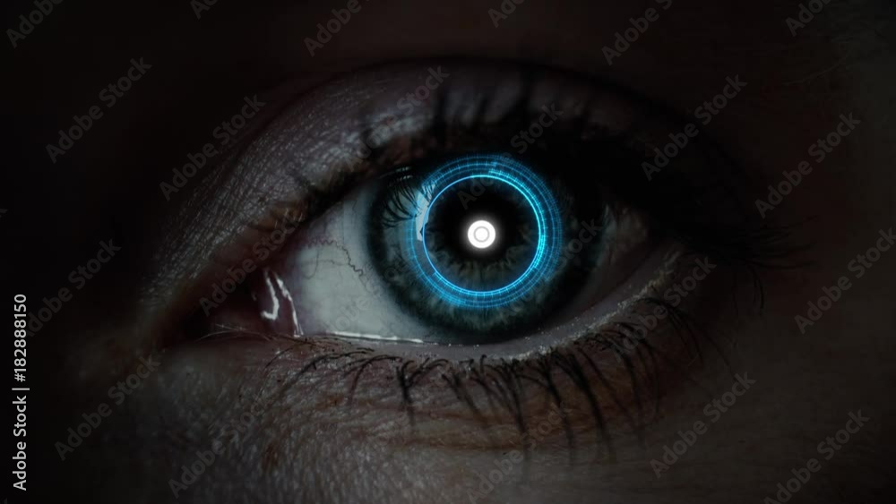 Auge vor futuristischem Interface Auge vor futuristischem Interface