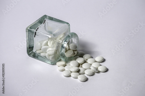 Frasco de cristal con pastillas photo