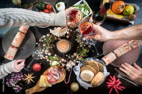 Obraz na płótnie festive christmas table food hands celebration drink w salonie
