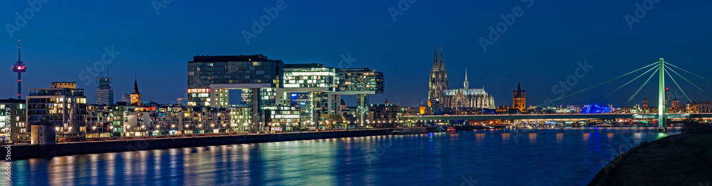 Köln – Kranhäuser und Dom in der Blauen Stunde; Deutschland 