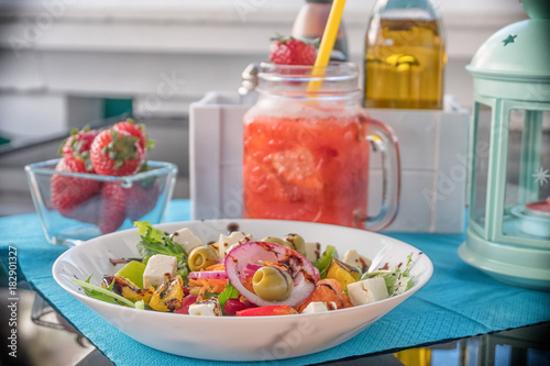 Salat,Erdbeeren und ein Cocktail