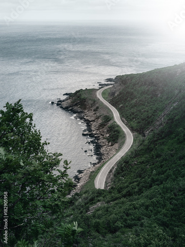 Straße die zum Ende einer Insel führt photo