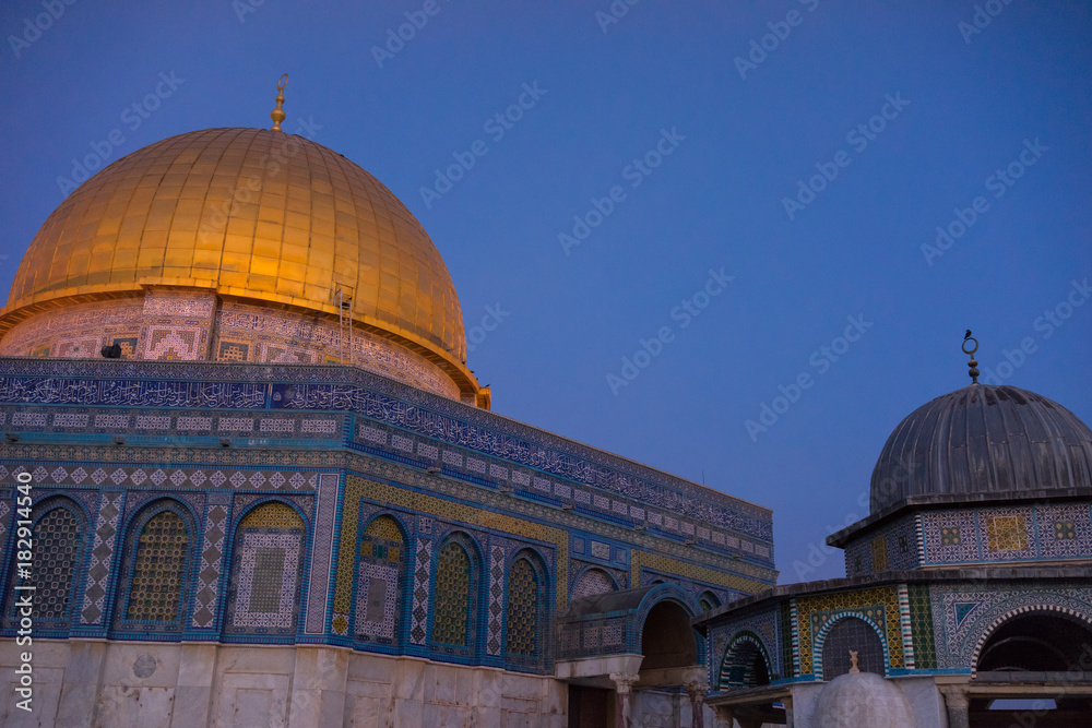 Obraz premium BAITULMUQADDIS, PALESTINE - 13TH NOV 2017; Dome of the Rock Islamic Mosque Temple Mount, Jerusalem. Built in 691, where Prophet Mohamed ascended to heaven on an angel in his
