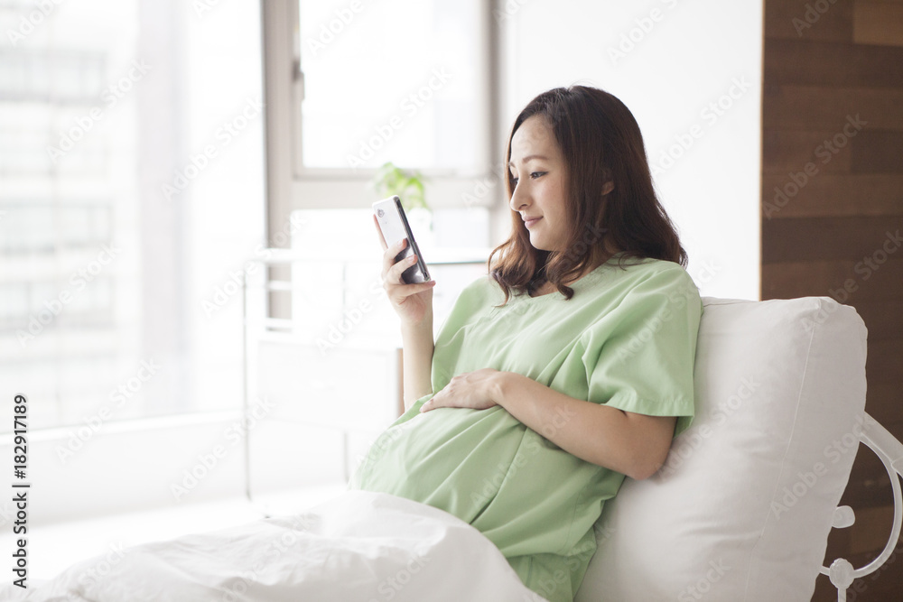 Pre-natal women using smartphones in the hospital room