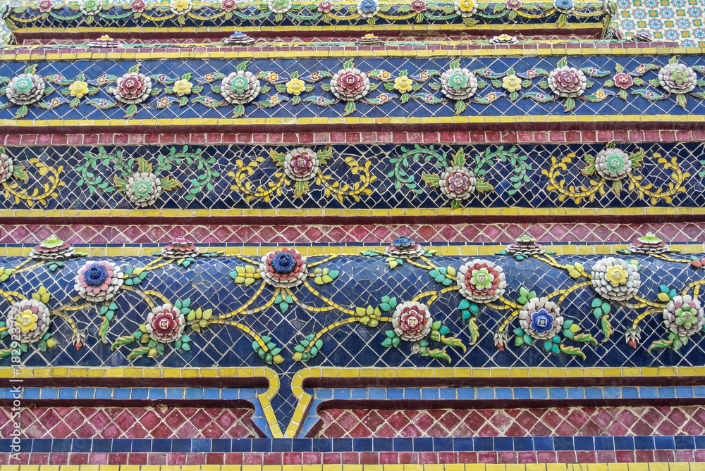 Pagoda is in Wat Pho that was named as the temple of the pagoda or chedi that are decorated with yellow glaze or glazed tiles or dark blue. 