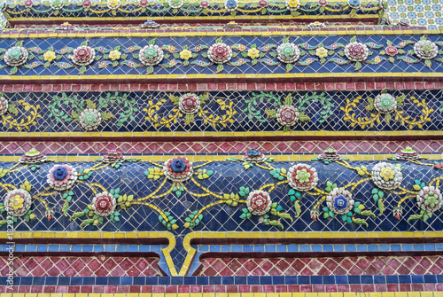 Pagoda is in Wat Pho that was named as the temple of the pagoda or chedi that are decorated with yellow glaze or glazed tiles or dark blue. 