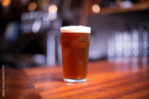 Foto Pint of India pale ale on a wood counter at a bar