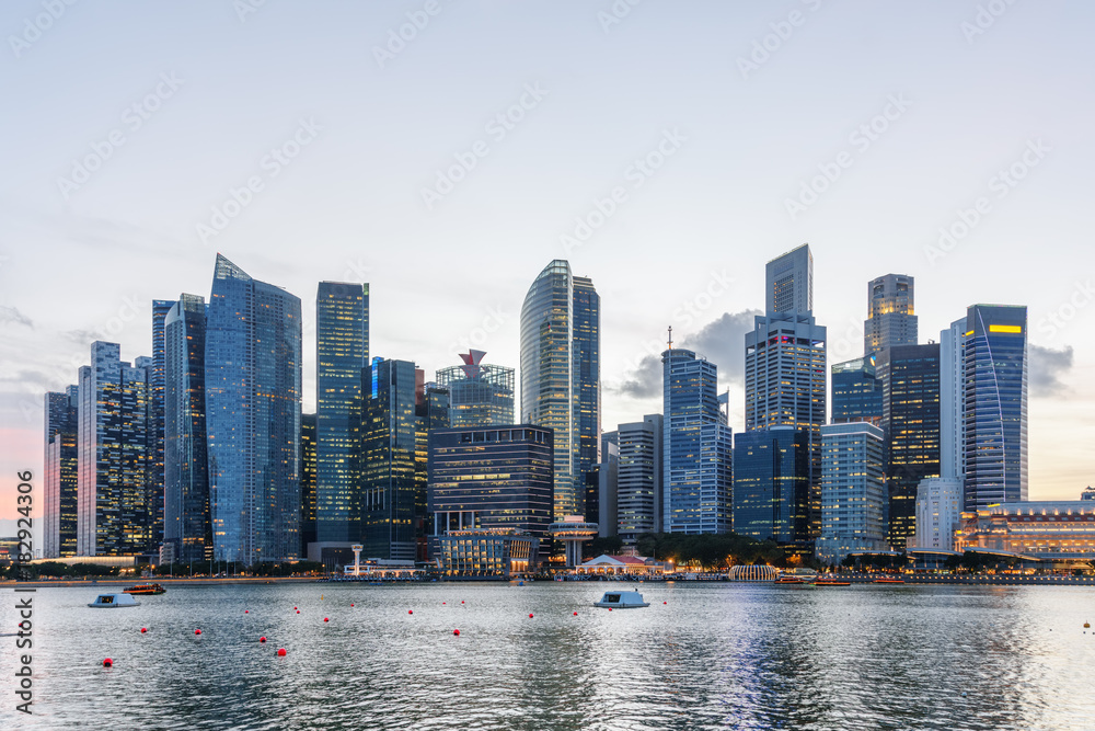 Fototapeta premium Amazing Singapore skyline at sunset. Skyscrapers in downtown
