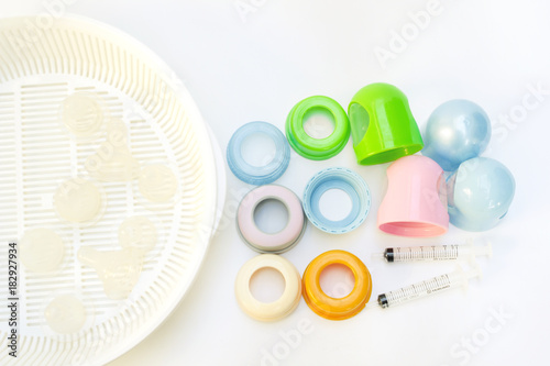 Εκτύπωση καμβά teat and milk bottles for baby on white background