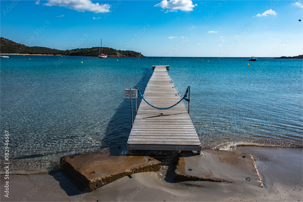 Obraz premium Jetée sur la plage de Rondinara en Corse en France