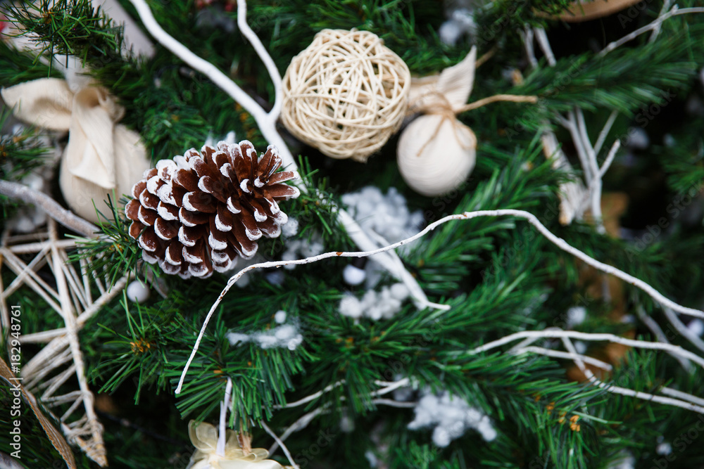 Obraz premium Christmas tree with toys and decorations in interior design