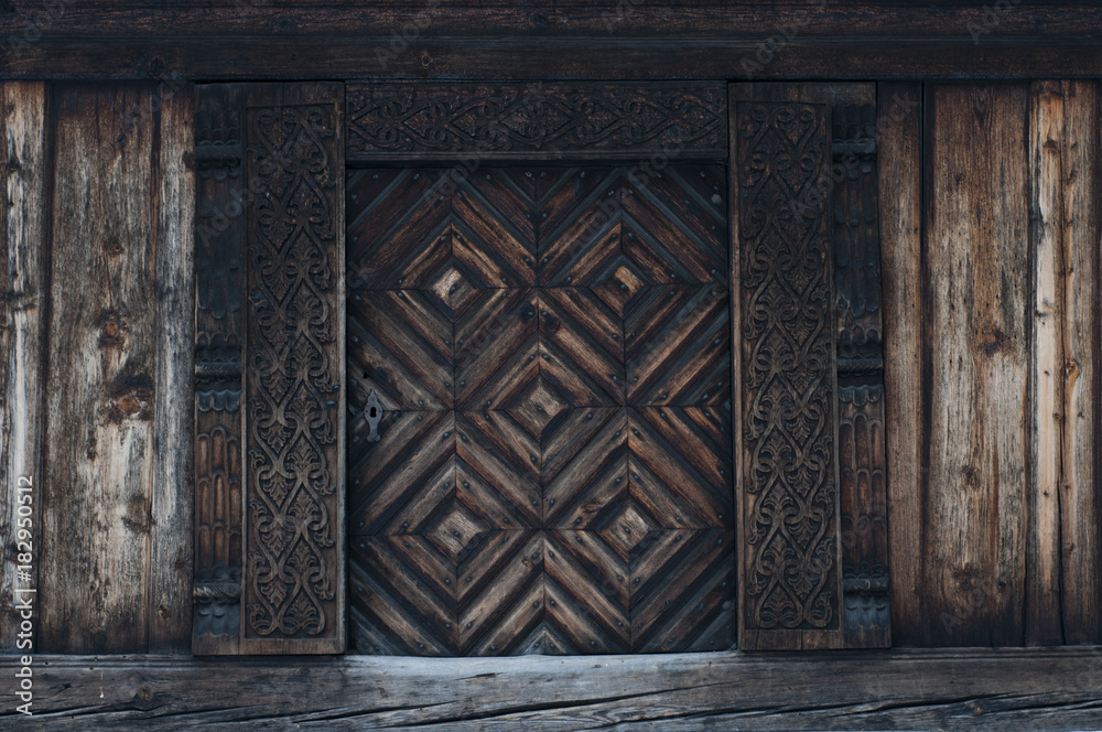 Obraz premium Old carved traditional Norwegian door 