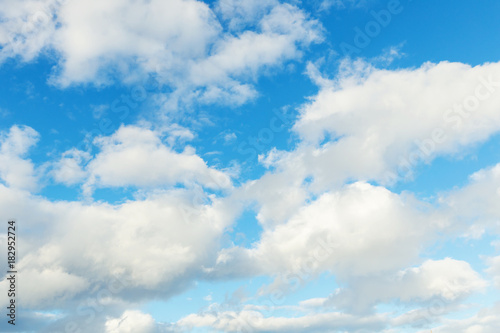 Clouds in the blue sky, natural background © Allusioni