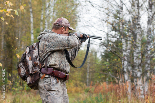 hunter taking aim from a hunting gun
