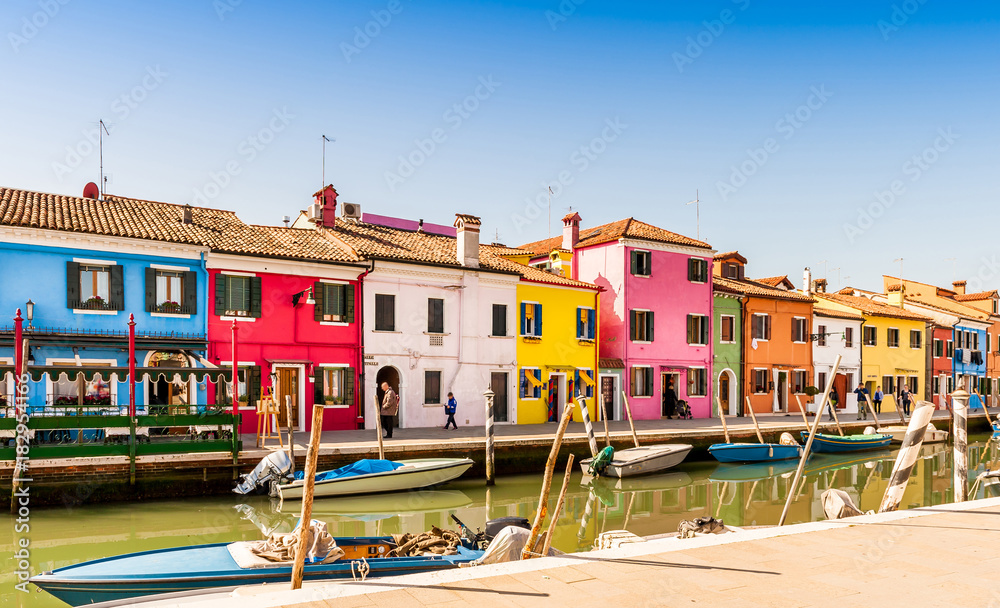 Canal et façades à Burano, Venise, Italie