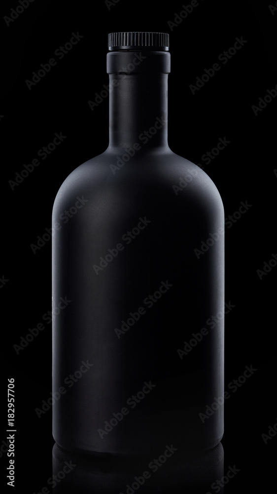 Black whiskey bottle on dark background - obrazy, fototapety, plakaty 