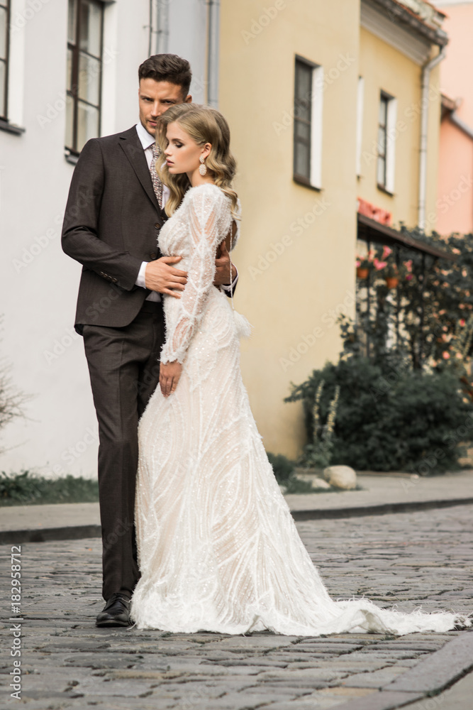 Naklejka premium happy couple standing near modern city center
