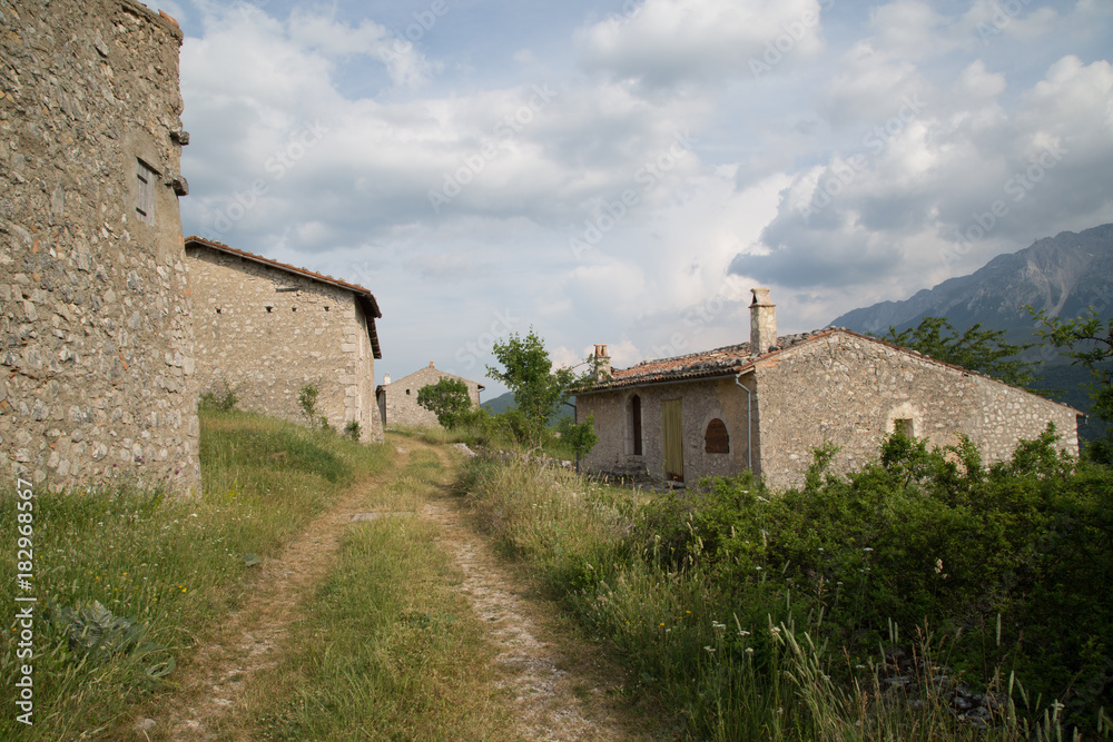 Sentiero, Antiche case restaurate in un villaggio di montagna abbandonato, Centro Italia 